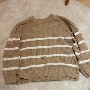 Fin randig baströja - Jättebekväm tröja som man kan ha med i princip allt! Ser många gå runt med såna här så väldigt populär är den. Knappt använd så väldigt bra skick!!