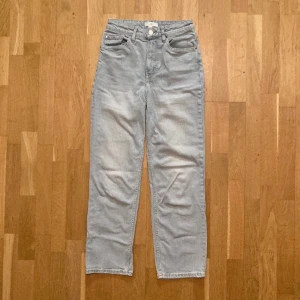 Highwaist straight fit  jeans från HM, stl 36 - Jeansen är i en ljusblå färg och är i gott använt skick och har en rak lösare passform med hög midja. Klicka gärna på köp nu och meddela för eventuella frågor. :)