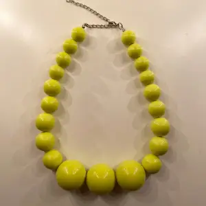 jättefint gult halsband! aldrig använt! köpte det för att likna harry styles halsband. perfekt om du gillar harry styles eller bara vill ha ett snyggt halsband!! justerbart. pris går alltid att diskutera! 