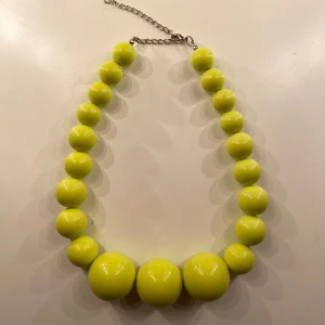 gult halsband - jättefint gult halsband! aldrig använt! köpte det för att likna harry styles halsband. perfekt om du gillar harry styles eller bara vill ha ett snyggt halsband!! justerbart. pris går alltid att diskutera! 