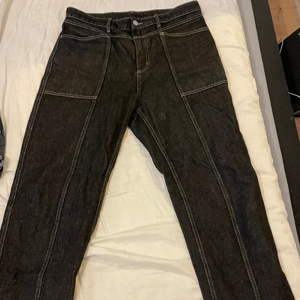 Snygga svarta jeans från weekday strlk 40, motsvarar 28-29/30. Jeans & Byxor.