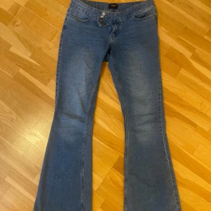 Lågmidjade jeans - Snygga jeans från Vero Moda, storlek L 34 och passar mig som är 175cm!! Kommer ej till användning tyvärr❣️