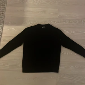 Svart stickad zara tröja - Säljer nu en jätte fin stickad Zara tröja, storlek S och den är sparsamt använd. Pris kan diskuteras och tveka inte på att pruta