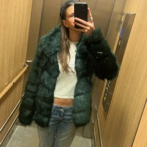 Grön pälsjacka  - Superfin pälsjacka från Nelly 