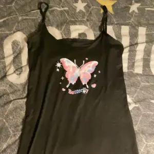 Söt klänning med en fjäril på