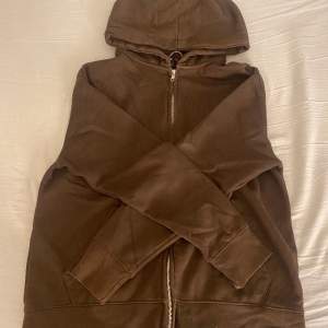 Säljer denna sköna zip up hoodien för PULLk&BEAR. Säljer då den är för lång på mig. Aldrig använt så är i mycket bra skick! OBS! Tvättar alltid plaggen innan jag skickar iväg dom.