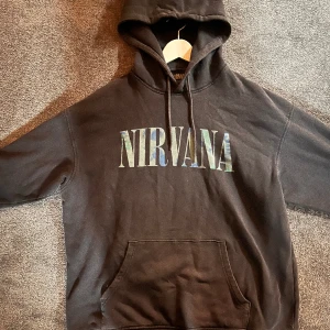 Nirvana Hoodie - Kommer inte till användning längre och är i bra skick. Nu pris runt 700 mitt pris 200