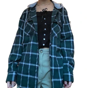 Flanellskjorta med luva - Oanvänd. Stl S med tycker den snarare sitter som en M (: 