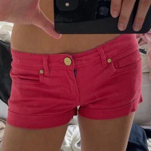 Lågmidjade jeans shorts  - Säljer dessa coola lågmidjade jeans shortsen 