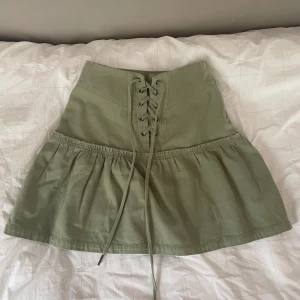 Grön jeanskjol!💚 - Säljer denna superfina gröna jeanskjol pga att den är för liten. Varan har inga defekter eller skador och är endast använd ett fåtal gånger, kontakta mig vid frågor!  Pris kan diskuteras