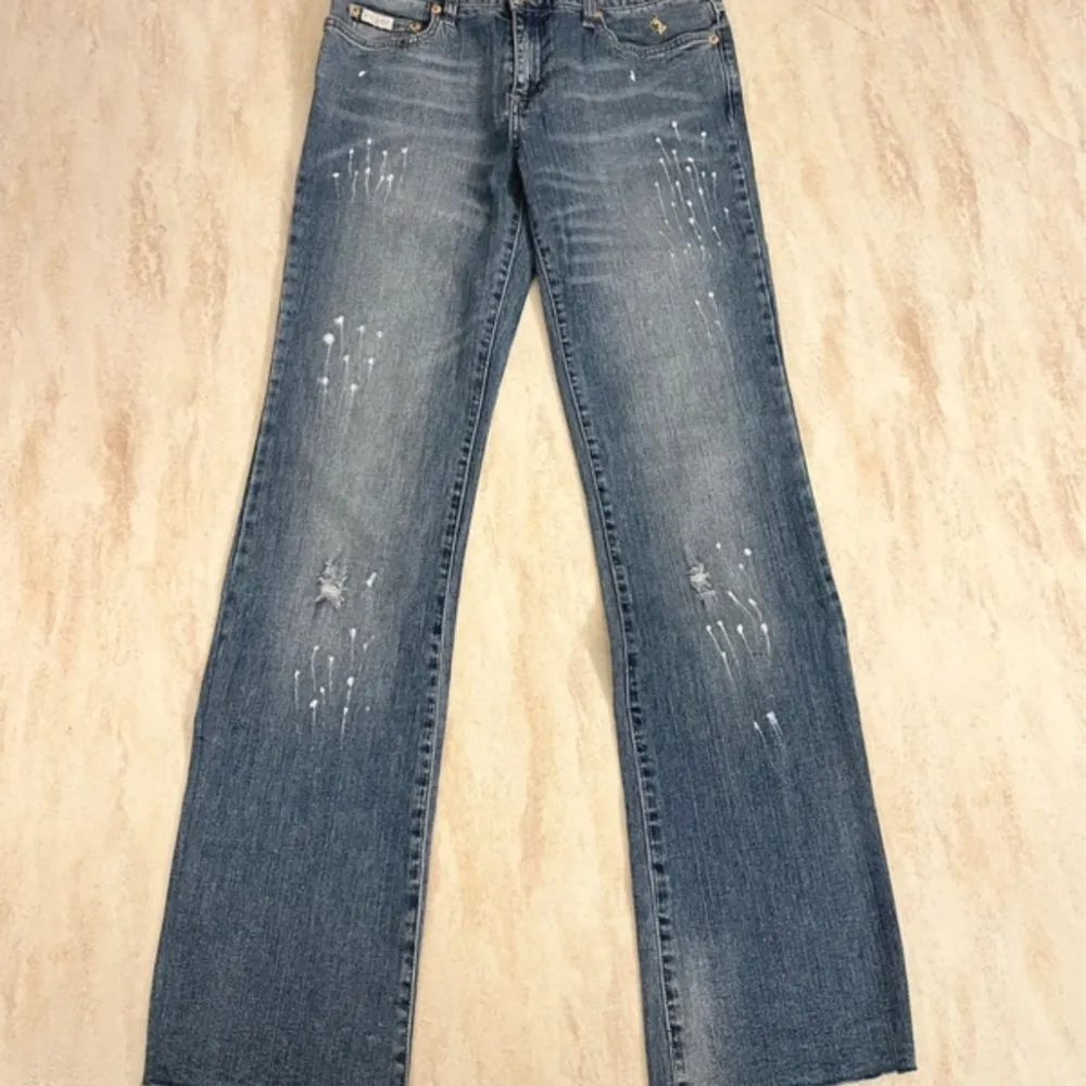Lowwaist jeans från babyphat! Midja:ca 36 innerbenslängd:80cm  💗. Jeans & Byxor.