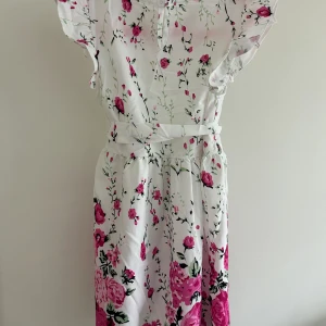 Somrig klänning - Söt klänning. Använd en gång på bröllop. Tvättad 1 gång. Superfin !