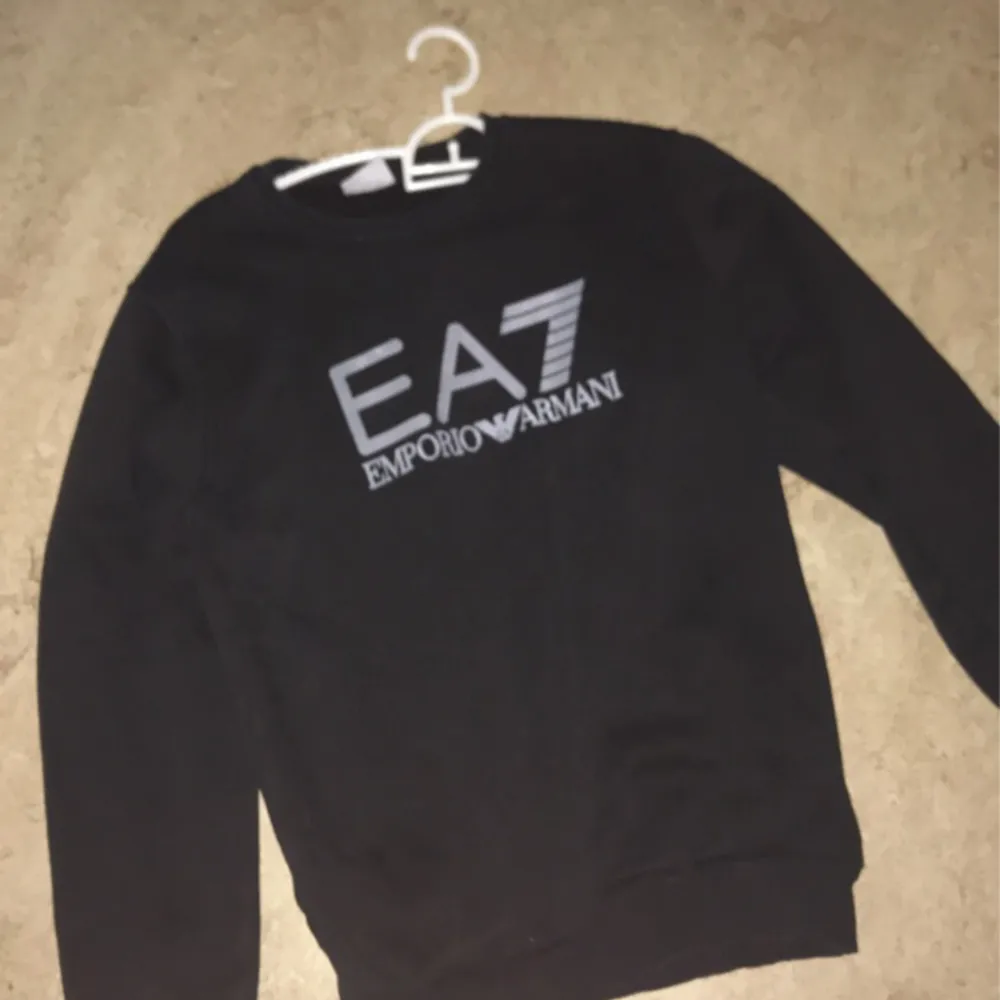 Helt ny EA7 swett shirt i storlek S  Säljer pågrund av passar inte mig   Finns i Kalmar men kan skickas köparen står för frakten  Fler bilder kan skickas  Nypris:1200kr. Tröjor & Koftor.