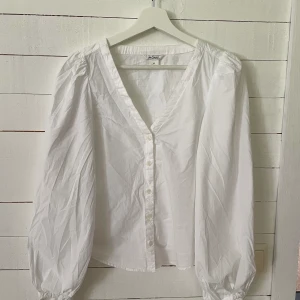 Blus med ballongärmar - Superfin blus från Monki med ballongärmar och knytdetaljer💕 Säljer pga köpte 2 olika storlekar. Endast använd 1 gång så är i nyskick! Nypris 300 kr och säljer för 120❤️