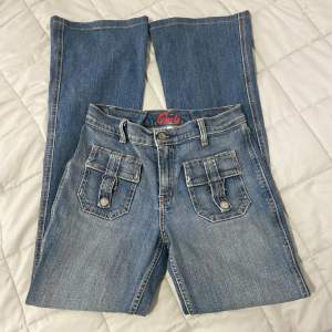 Lågmidjade jeans från Blue Cult i storlek 29, insydda i midjan så passar storlek xs, midjemåttet är 73 cm & innerbenslängden är 77 cm 🌸