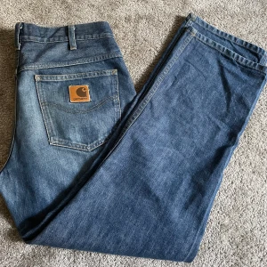 Carhartt Jeans - Ett par vintage Carhartt Jeans. Storleken är 33/32 och. Dom är väldigt fina och har inget slitage. Hör gärna av er om ni har fler frågor!
