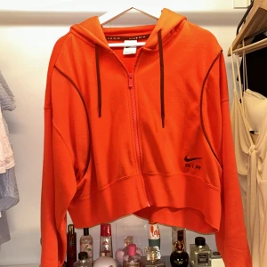 Nike sett - Andvänd Max 2 gånger  Ingår både byxor och tröja. 