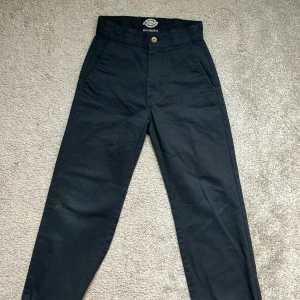 Dickies  - Tja! Säljer ett par svarta Dickies (w24). Använda men bra skick. Skriv dm om du undrar något.