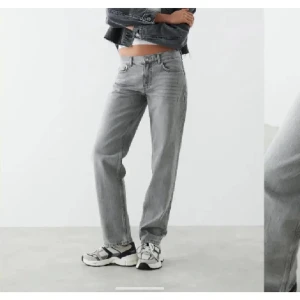 lågmidjade jeans - ett par gråa lågmidjade jeans med hål i från Gina tricot!🩷🩷