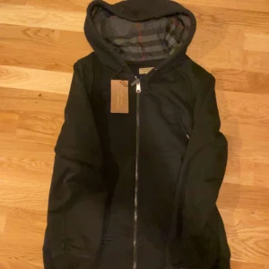 Helt ny burberry kofta - Säljer nu min helt nya burrbery kofta pga den va för stor på mig Skick:10/10 Priset är ej hugget i sten. Går stt diskutera vid snabb affär