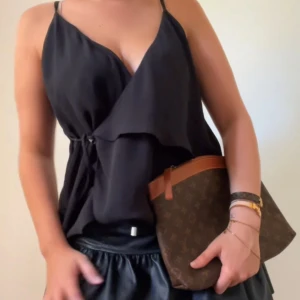 Svart omlott linne  - Jätte gulligt och skönt!!! Helt nytt 