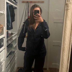 Russemerch tröja - Väldigt fint som köptes i julas, kommer tyvärr ej till användning. Nypris på sättet är ungefär  800kr.