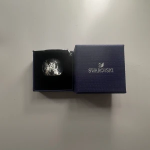 Swarovski ring - Jättefin Lucent cocktail ring från swarovski💕Nypris 2400kr Storleken på ringen är 18,9 mm.