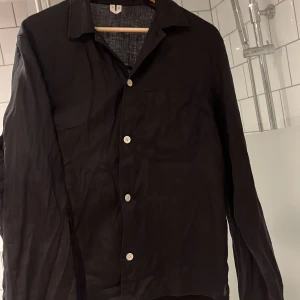 Premium linneskjorta - Linneskjorta i premium linne från arket I nyskick då den blev för liten för mig. Köpt för 899kr Skön att ha som antingen overshirt eller bara en vanlig skjorta