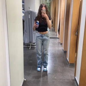 Lågmidjade straight jeans - Lågmidjade, straight byxor, perfekt kick, använd engång då bilderna togs annars har dom bara legat i min garderob och jag är 160 och dom är ganska bra längd