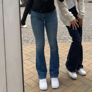 Mid Bootcut  - Midwaisted Bootcut i nyskick✨ stolek M32 men passar mig som brukar ha S. 