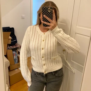 Söt kofta - Supersöt vit kofta med guldknappar från Amisu men köpt på New Yorker. Koftan är i storlek M och är endast använd en gång, dvs typ nyskick, och går ej att köpa i butik längre. Säljs pga att den inte kommer till användning🤍