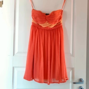 Jättefin klänning i korall - Jättefin klänning i korall som tyvärr är för liten för mig💕 Så fin i sommar