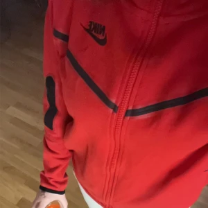 nike tech kofta - säljer en jätte fin nike tech kofta då jag har tröttnat på färgen inga hål o fläckar den ser helt som ny ut skick är 10/10 kan skicka fler bilder om ni hade velat ha det
