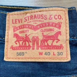 LEVI’S 569 JEANS - Jeans från Levis i marinblå, de har inte kommit till nå användning o därmed inga defekter. Nypris 1000kr mitt pris: 289kr