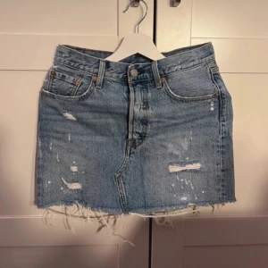 Levis jeanskjol - Superfin men har tyvärr inte kommit till användning!!