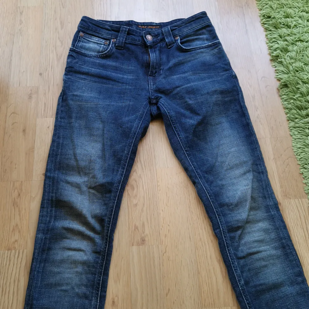 Fina jeans från nudie jeans. W25 L32, väldigt fint skick, använda fåtal gånger.  Hämtning, annars betalas frakt av köparen. Bara att skriva vid frågor eller bud! 🌻 . Jeans & Byxor.