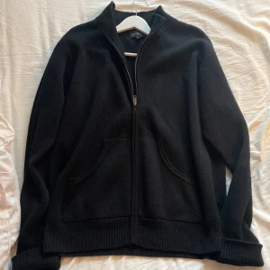 Fullzip  - Bra skick🔥 och snygg  Inköpt för 899kr
