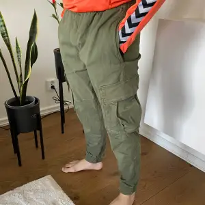 Super snygga gröna cargopants. Stretchig material. Fickor på sidorna.