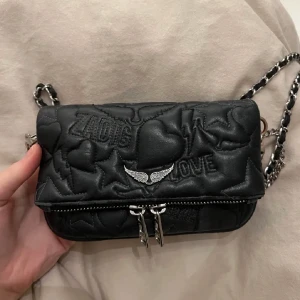 Zadig väska  - En unik och fin Zadig väska som jag köpte här på Plick men väljer att sälja nu för att jag köpte en ny liknande väska. Den är i bra skick skriv för fler bilder eller frågor. 💗