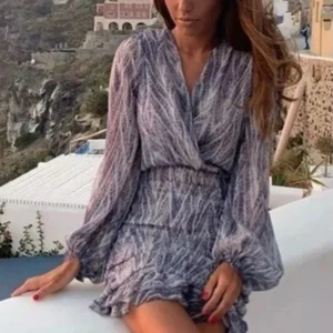 Zara klänning - Kort blå mönstrad klänning från zara svin snygg!!