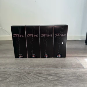 Vitvinsglas från Carolina Gynning, oanvända - 4 stycken vitvinsglas från Carolina Gynning  Alla är oanvända Slitage kan förekomma på förpackningarna Nypris: 299 kr