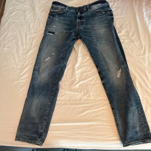 Hugo boss jeans - Säljer nu ett par hugo boss jeansen som är använda 2 gånger med nice slitningar i storlek 34/34 och i modelen regular fit. Tveka inte att höra av er vid minsta fundering. 