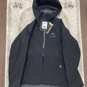 Arc’teryx Lt Beta Gore-Tex - hello! I offer for sale the Arcteryx Lt Beta Gore-Tex jacket. • condition: new with label 10/10 • size L • I offer additional photos and videos on request! *note* I'm currently in Romania, I can send the jacket, if anyone is interested, don't hesitat