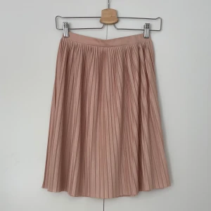 Ljusrosa plisserad kjol - Ljusrosa plisserad kjol från Jaquline and yung 💗