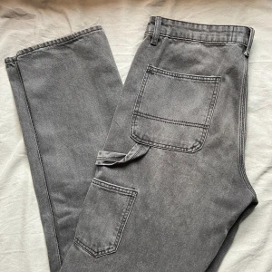Loose Jeans - Gråa loose/regular Jeans från NLYMAN (Only&Sons). Som nya! Säljer då jag aldrig använder dem. Passar otroligt bra, as snygga o sköna! Grisch byxor! Lite streetwear vibe  Säljer då jag inte 