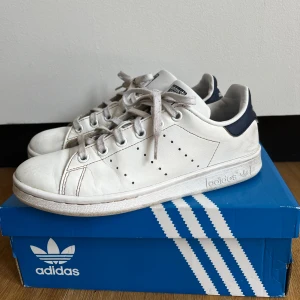Stan smith skor - Trendiga stan smith skor i vit och marinblå💘
