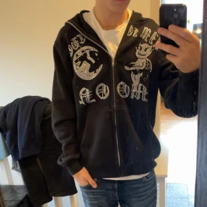 Aim for the moon tröja  - Säljer min aim for the moon tröja. Skick 8/10 lite nopprig. Köpt från deras hemsida för runt 1000. Modellen är 180 cm lång och väger 61 kg.