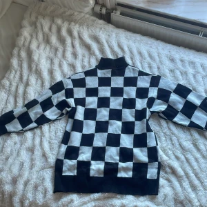 Svart vit lång ärmad - Säljer min svart vita rutiga långärmade tröja . Tröjan är i ett mycket fint skick. Jag köpte den på hm i storlek S. Designen är over sized och den har en turtle neck. Säljer direkt för 200kr!💕