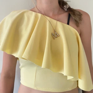 Gul volang topp - Gul somrig topp med volanger☀️🌸 Mycket bra skick, aldrig använd av mig Köpt på plick tidigare Från Asos Storlek 34 Pris kan diskuteras💕