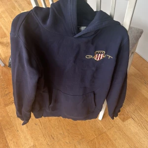 Gant hoodie - Bra skick knappast använd. Storlek 15 years ungefär som S